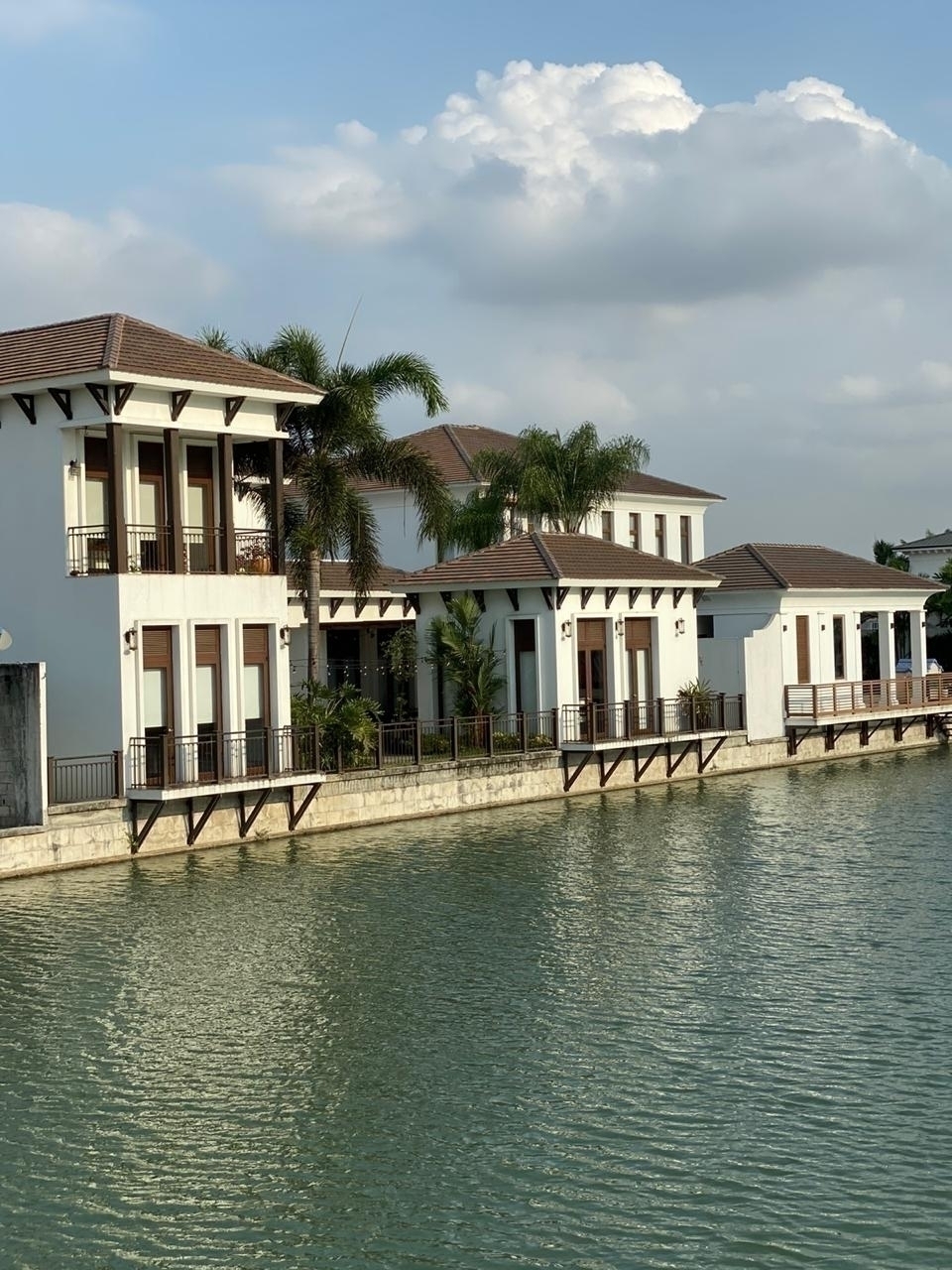Doomos. Hermosa Villa Al Lago de Venta en Plaza Lagos, Samborondon